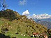 57 Mi abbasso verso il Rif. Monte Zucco